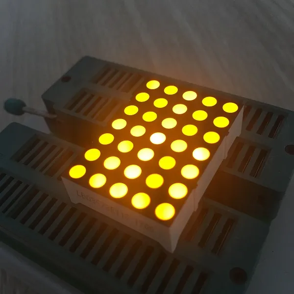 จอ LED สีเหลืองสว่างสุด 3 มิลลิเมตรสําหรับป้ายเคลื่อนที่ / บอร์ดข้อความ 4